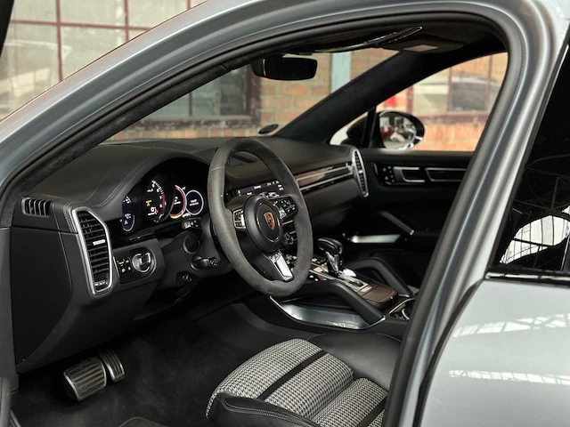 Porsche cayenne coupé turbo s e-hybrid (techart) 4.0 v8 -akrapovic- 549pk 2019, nl-kenteken - afbeelding 31 van  87