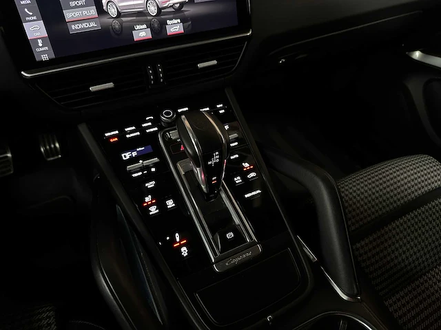 Porsche cayenne coupé turbo s e-hybrid (techart) 4.0 v8 -akrapovic- 549pk 2019, nl-kenteken - afbeelding 47 van  87