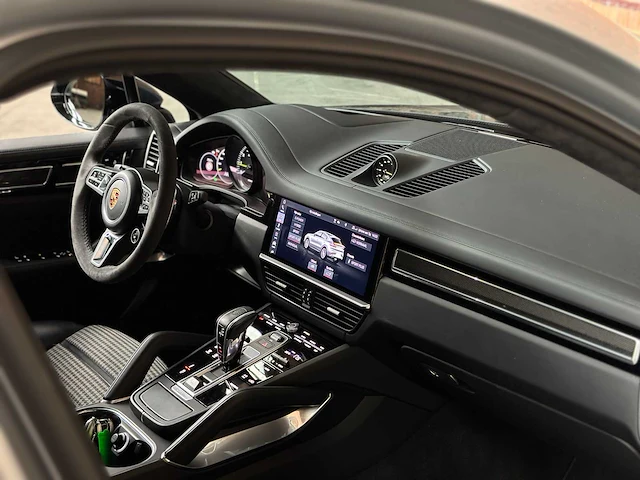 Porsche cayenne coupé turbo s e-hybrid (techart) 4.0 v8 -akrapovic- 549pk 2019, nl-kenteken - afbeelding 72 van  87