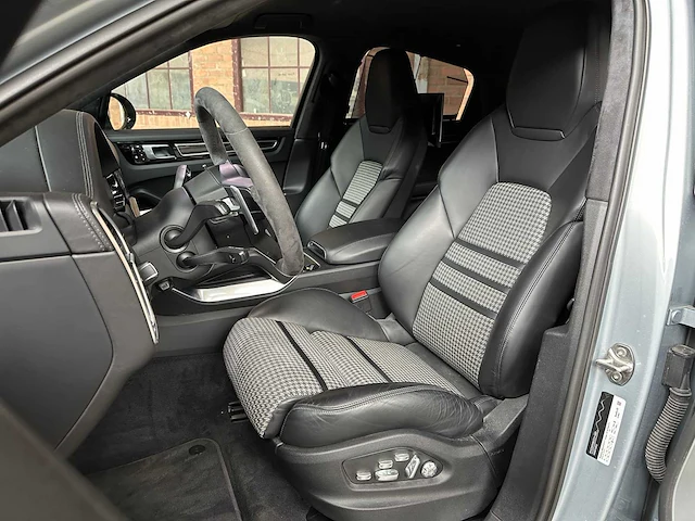 Porsche cayenne coupé turbo s e-hybrid (techart) 4.0 v8 -akrapovic- 549pk 2019, nl-kenteken - afbeelding 73 van  87