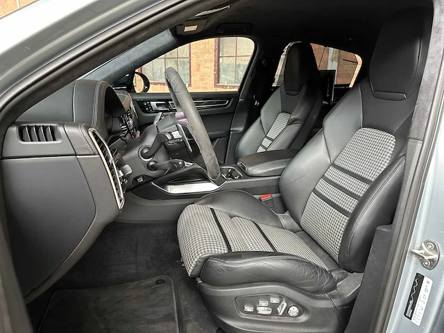 Porsche cayenne coupé turbo s e-hybrid (techart) 4.0 v8 -akrapovic- 549pk 2019, nl-kenteken - afbeelding 74 van  87