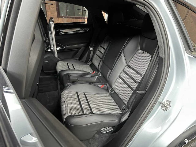 Porsche cayenne coupé turbo s e-hybrid (techart) 4.0 v8 -akrapovic- 549pk 2019, nl-kenteken - afbeelding 75 van  87
