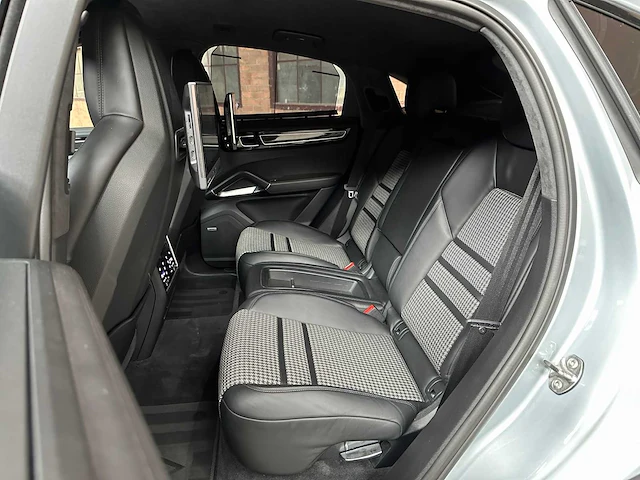 Porsche cayenne coupé turbo s e-hybrid (techart) 4.0 v8 -akrapovic- 549pk 2019, nl-kenteken - afbeelding 76 van  87