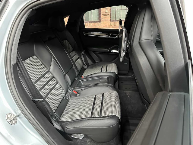 Porsche cayenne coupé turbo s e-hybrid (techart) 4.0 v8 -akrapovic- 549pk 2019, nl-kenteken - afbeelding 81 van  87