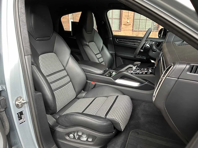 Porsche cayenne coupé turbo s e-hybrid (techart) 4.0 v8 -akrapovic- 549pk 2019, nl-kenteken - afbeelding 82 van  87
