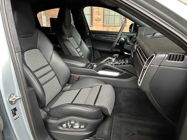 Porsche cayenne coupé turbo s e-hybrid (techart) 4.0 v8 -akrapovic- 549pk 2019, nl-kenteken - afbeelding 83 van  87