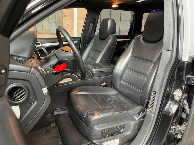 Porsche cayenne turbo 4.8 v8 500pk 2009 youngtimer - afbeelding 32 van  43