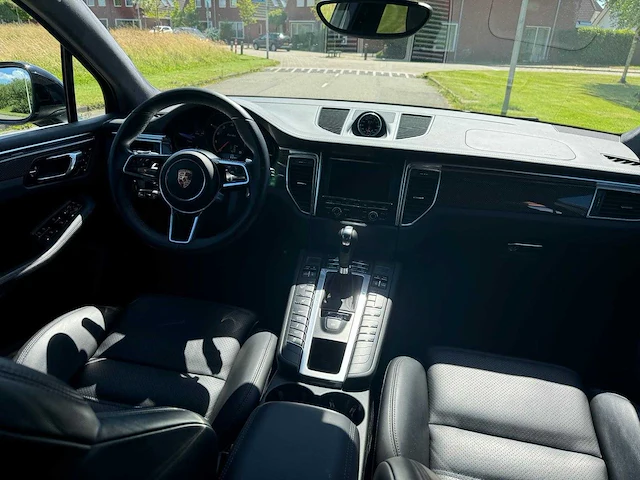 Porsche macan 3.6 turbo carbon sport+ 400pk 21inch,pano,luchtvering..full options 7230 - afbeelding 52 van  85