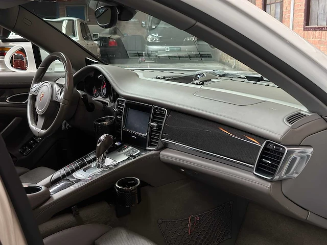 Porsche panamera 4s 4.8 v8 400pk 2009 youngtimer - afbeelding 43 van  49