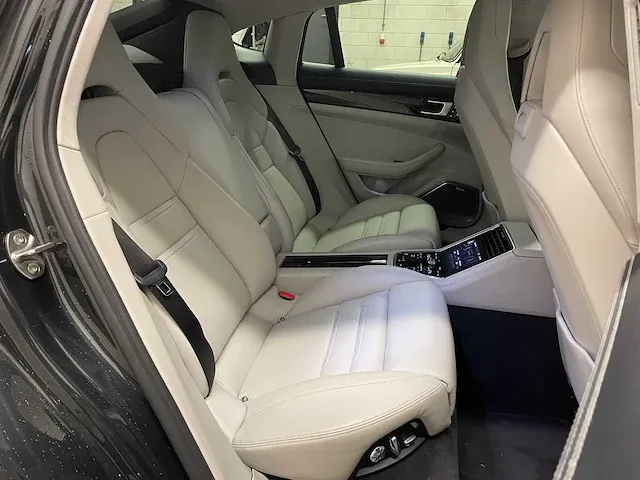 Porsche panamera turbo s e-hybrid 4.0 v8 680pk -akrapovic- 2017 (origineel-nl) , pr-544-h - afbeelding 85 van  97