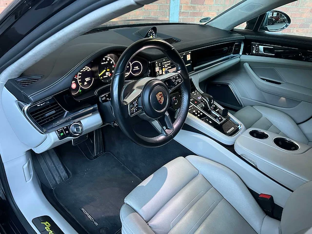 Porsche panamera turbo s e-hybrid 4.0 v8 680pk -akrapovic- 2017 (origineel-nl) - afbeelding 29 van  73