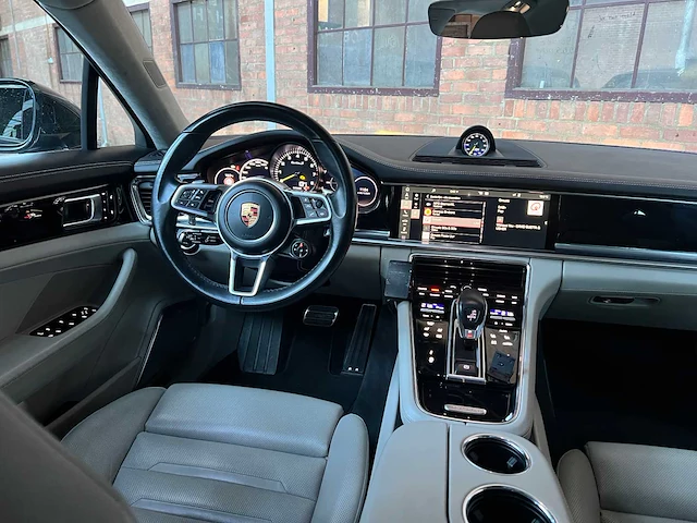 Porsche panamera turbo s e-hybrid 4.0 v8 680pk -akrapovic- 2017 (origineel-nl) - afbeelding 32 van  73
