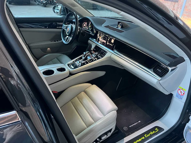 Porsche panamera turbo s e-hybrid 4.0 v8 680pk -akrapovic- 2017 (origineel-nl) - afbeelding 38 van  73