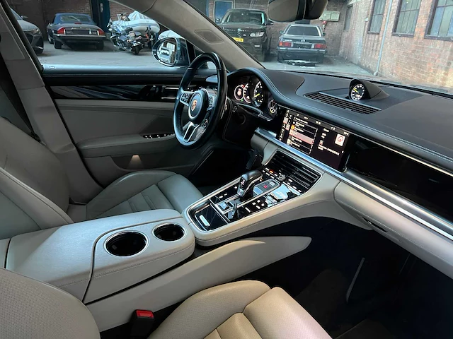 Porsche panamera turbo s e-hybrid 4.0 v8 680pk -akrapovic- 2017 (origineel-nl) - afbeelding 39 van  73