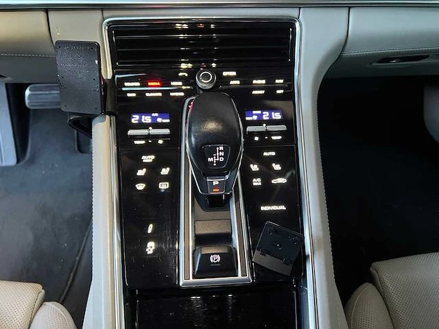 Porsche panamera turbo s e-hybrid 4.0 v8 680pk -akrapovic- 2017 (origineel-nl) - afbeelding 43 van  73