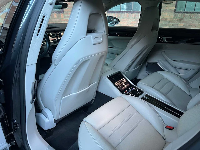 Porsche panamera turbo s e-hybrid 4.0 v8 680pk -akrapovic- 2017 (origineel-nl) - afbeelding 49 van  73