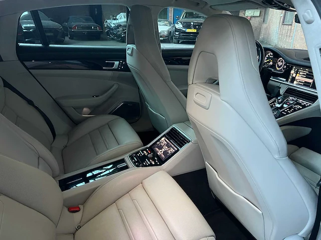 Porsche panamera turbo s e-hybrid 4.0 v8 680pk -akrapovic- 2017 (origineel-nl) - afbeelding 50 van  73