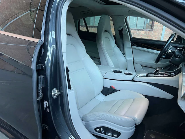Porsche panamera turbo s e-hybrid 4.0 v8 680pk -akrapovic- 2017 (origineel-nl) - afbeelding 59 van  73