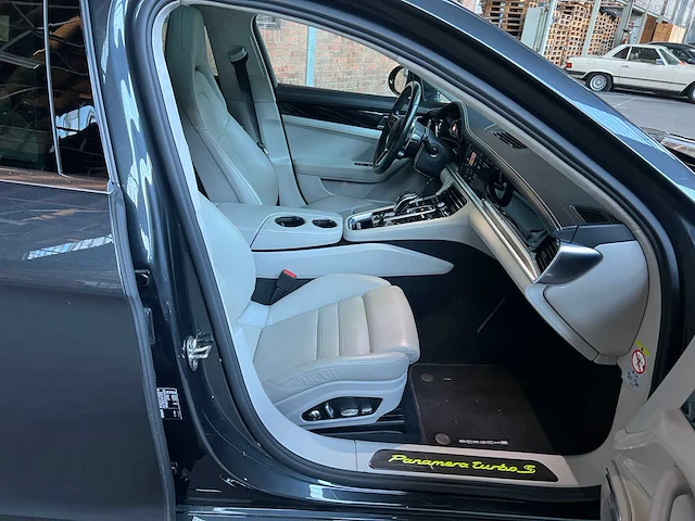 Porsche panamera turbo s e-hybrid 4.0 v8 680pk -akrapovic- 2017 (origineel-nl) - afbeelding 60 van  73