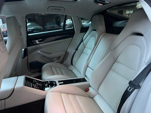 Porsche panamera turbo s e-hybrid 4.0 v8 680pk -akrapovic- 2017 (origineel-nl) - afbeelding 63 van  73