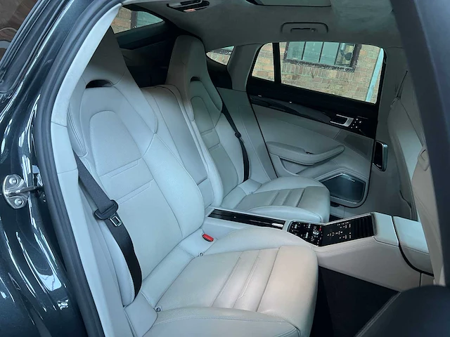 Porsche panamera turbo s e-hybrid 4.0 v8 680pk -akrapovic- 2017 (origineel-nl) - afbeelding 65 van  73