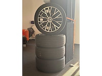 Porsche taycan winterbanden band/velgen set - afbeelding 1 van  1