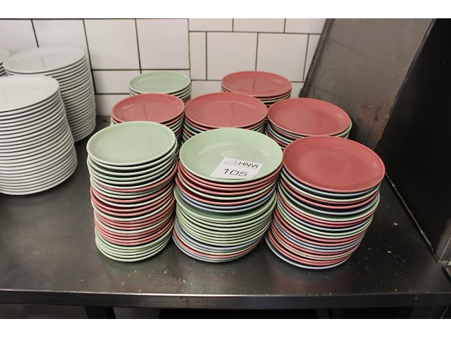 Porseleinen bordjes in divers kleuren doorsnede 15 en 18 cm. ruim 175 stuks. - afbeelding 1 van  2