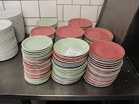 Porseleinen bordjes in divers kleuren doorsnede 15 en 18 cm. ruim 175 stuks. - afbeelding 1 van  2