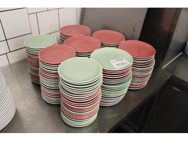 Porseleinen bordjes in divers kleuren doorsnede 15 en 18 cm. ruim 175 stuks. - afbeelding 2 van  2