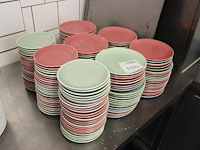 Porseleinen bordjes in divers kleuren doorsnede 15 en 18 cm. ruim 175 stuks. - afbeelding 2 van  2