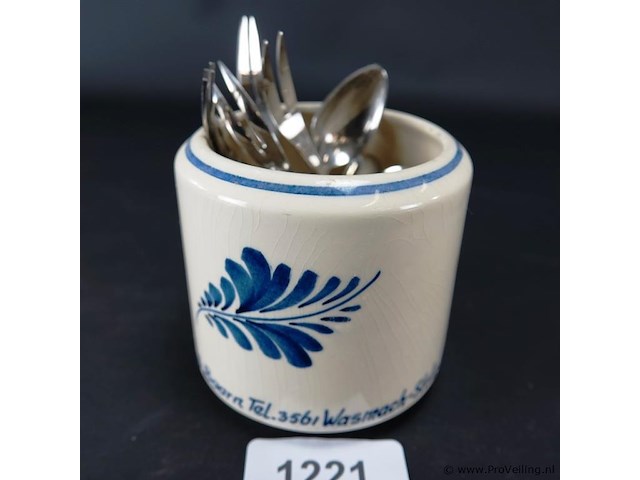 Porseleinen vaas met verzilverde lepeltjes - afbeelding 1 van  5