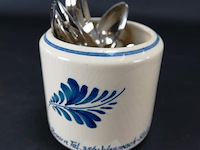 Porseleinen vaas met verzilverde lepeltjes - afbeelding 1 van  5