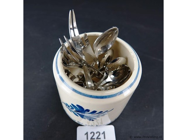 Porseleinen vaas met verzilverde lepeltjes - afbeelding 2 van  5