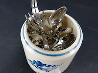 Porseleinen vaas met verzilverde lepeltjes - afbeelding 2 van  5