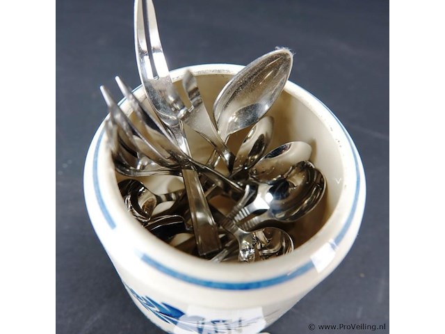 Porseleinen vaas met verzilverde lepeltjes - afbeelding 3 van  5