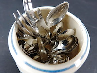 Porseleinen vaas met verzilverde lepeltjes - afbeelding 3 van  5