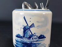 Porseleinen vaas met verzilverde lepeltjes - afbeelding 4 van  5