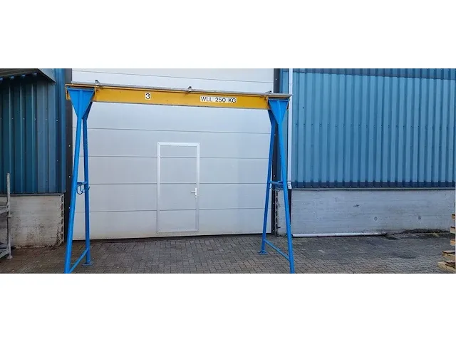 Portaalkraan 250 kg - afbeelding 1 van  5