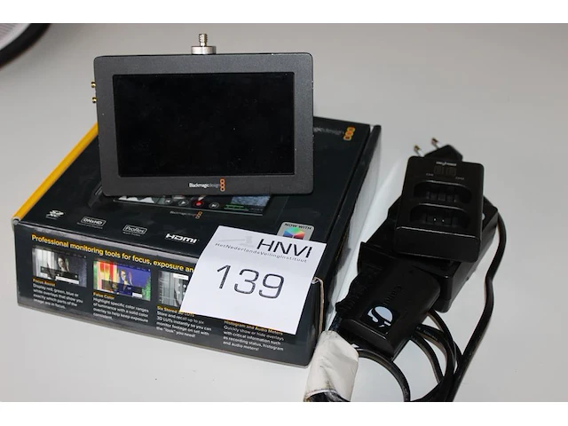 Portable monitor black magic design 6g. met accu's en lader. - afbeelding 1 van  3