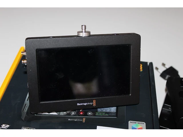 Portable monitor black magic design 6g. met accu's en lader. - afbeelding 2 van  3