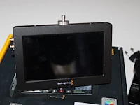 Portable monitor black magic design 6g. met accu's en lader. - afbeelding 2 van  3