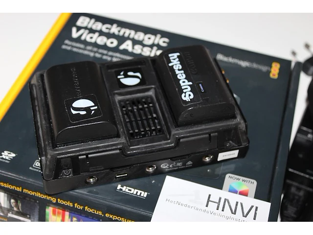 Portable monitor black magic design 6g. met accu's en lader. - afbeelding 3 van  3