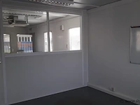 Portakabin met 2 kantoren, gang, toiletten en kantine/keuken met inbouwapparatuur - 1800x400x300 cm - afbeelding 6 van  60