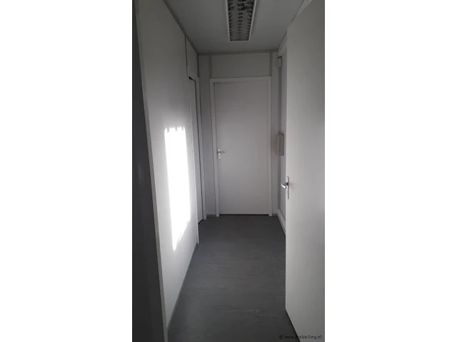 Portakabin met 2 kantoren, gang, toiletten en kantine/keuken met inbouwapparatuur - 1800x400x300 cm - afbeelding 21 van  60