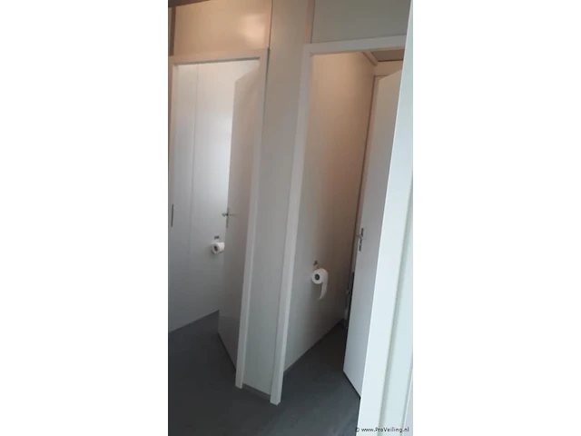 Portakabin met 2 kantoren, gang, toiletten en kantine/keuken met inbouwapparatuur - 1800x400x300 cm - afbeelding 24 van  60