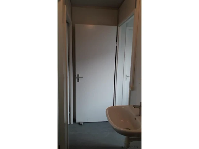 Portakabin met 2 kantoren, gang, toiletten en kantine/keuken met inbouwapparatuur - 1800x400x300 cm - afbeelding 31 van  60