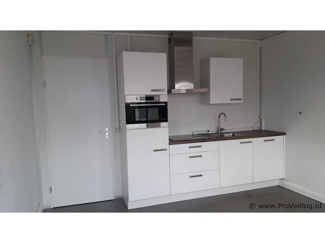 Portakabin met 2 kantoren, gang, toiletten en kantine/keuken met inbouwapparatuur - 1800x400x300 cm - afbeelding 32 van  60