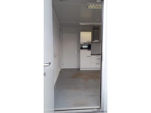 Portakabin met 2 kantoren, gang, toiletten en kantine/keuken met inbouwapparatuur - 1800x400x300 cm - afbeelding 35 van  60