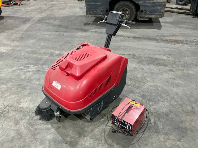 Portotecnica lion 600e zelfrijdende veegmachine - afbeelding 1 van  9