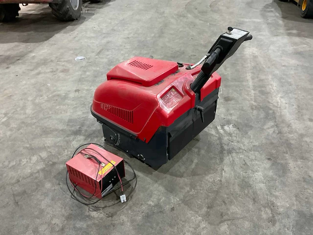 Portotecnica lion 600e zelfrijdende veegmachine - afbeelding 3 van  9